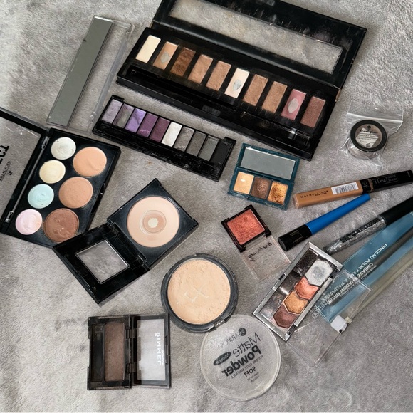 Make up/ eyeshadow/face powder/ eyeliner/ brush/ contouring/ eye palettes - Picture 3 of 16
